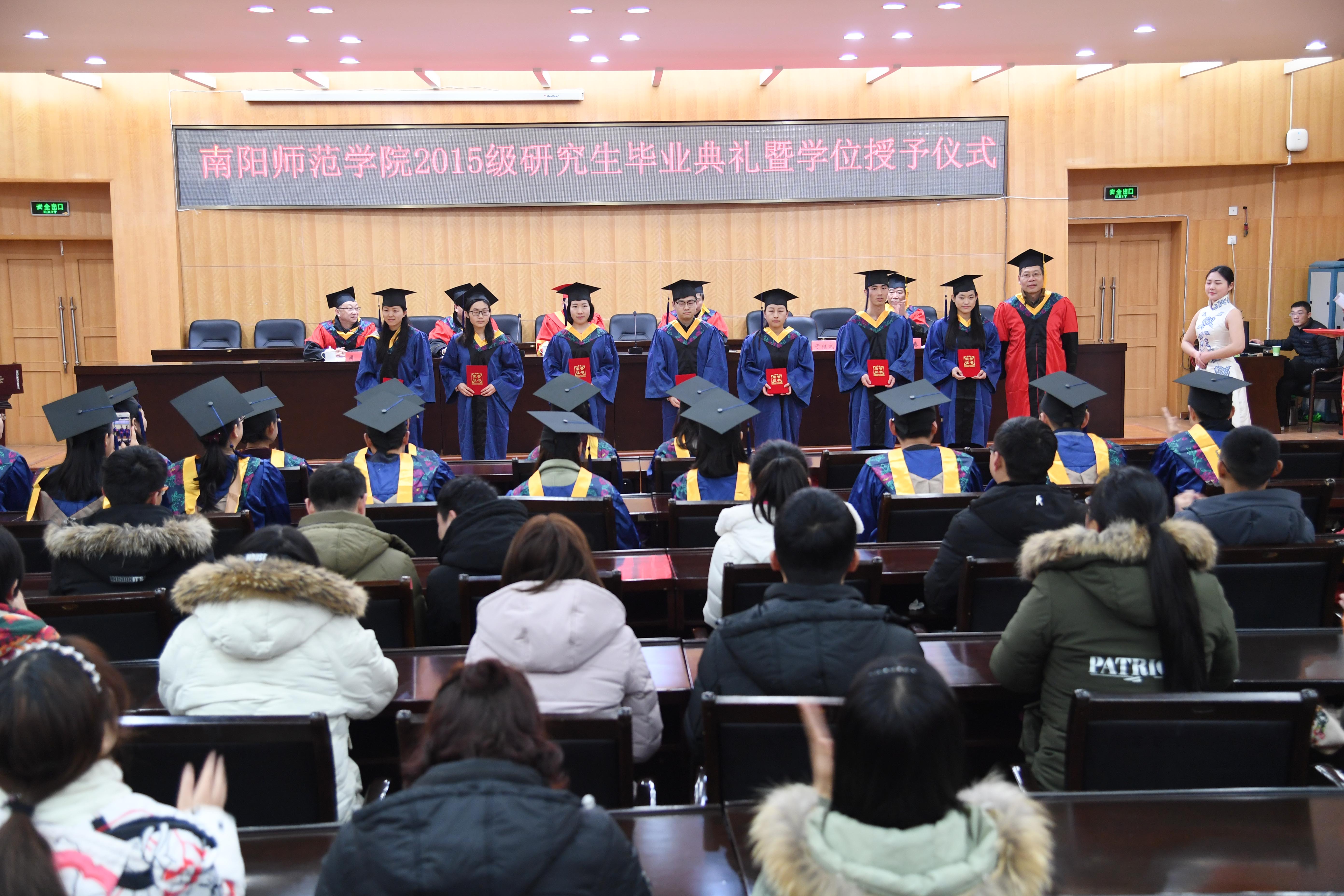 6纪委书记于继武为优秀毕业生颁发荣誉证书.jpg