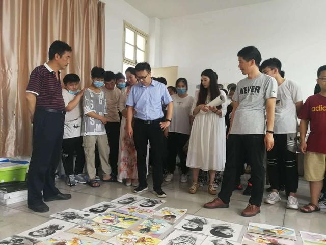 胡振江副教授一行指导聋哑学生美术作品.jpg