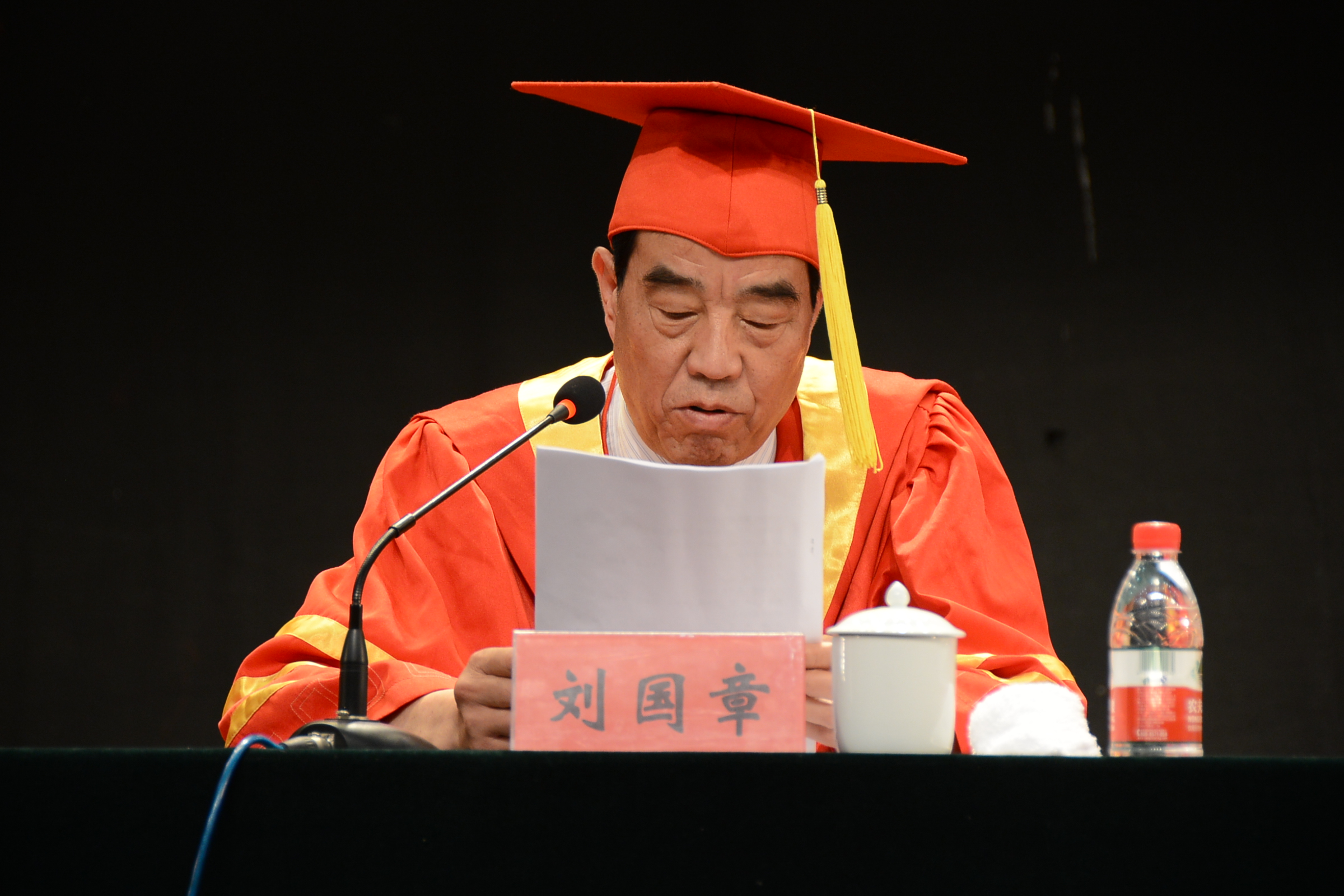 5校学位委员会副主席、副校长刘国章宣读文件.jpg