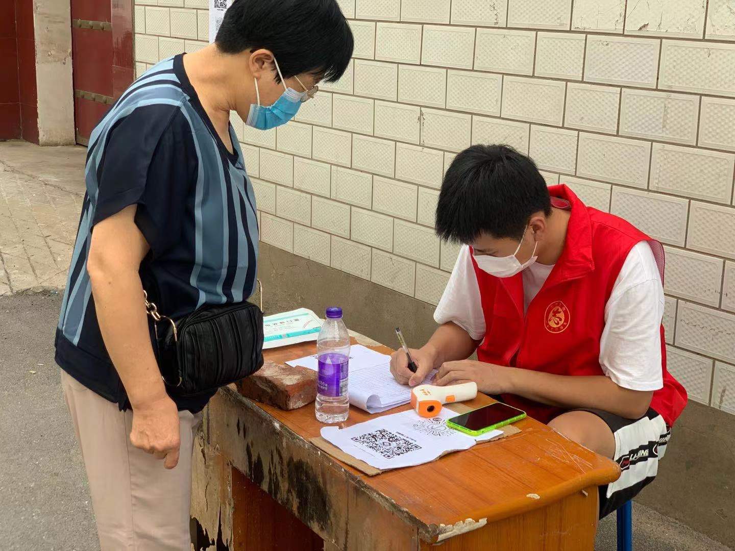 阻击疫情你我共行物理与电子工程学院学子积极参加疫情防控志愿服务