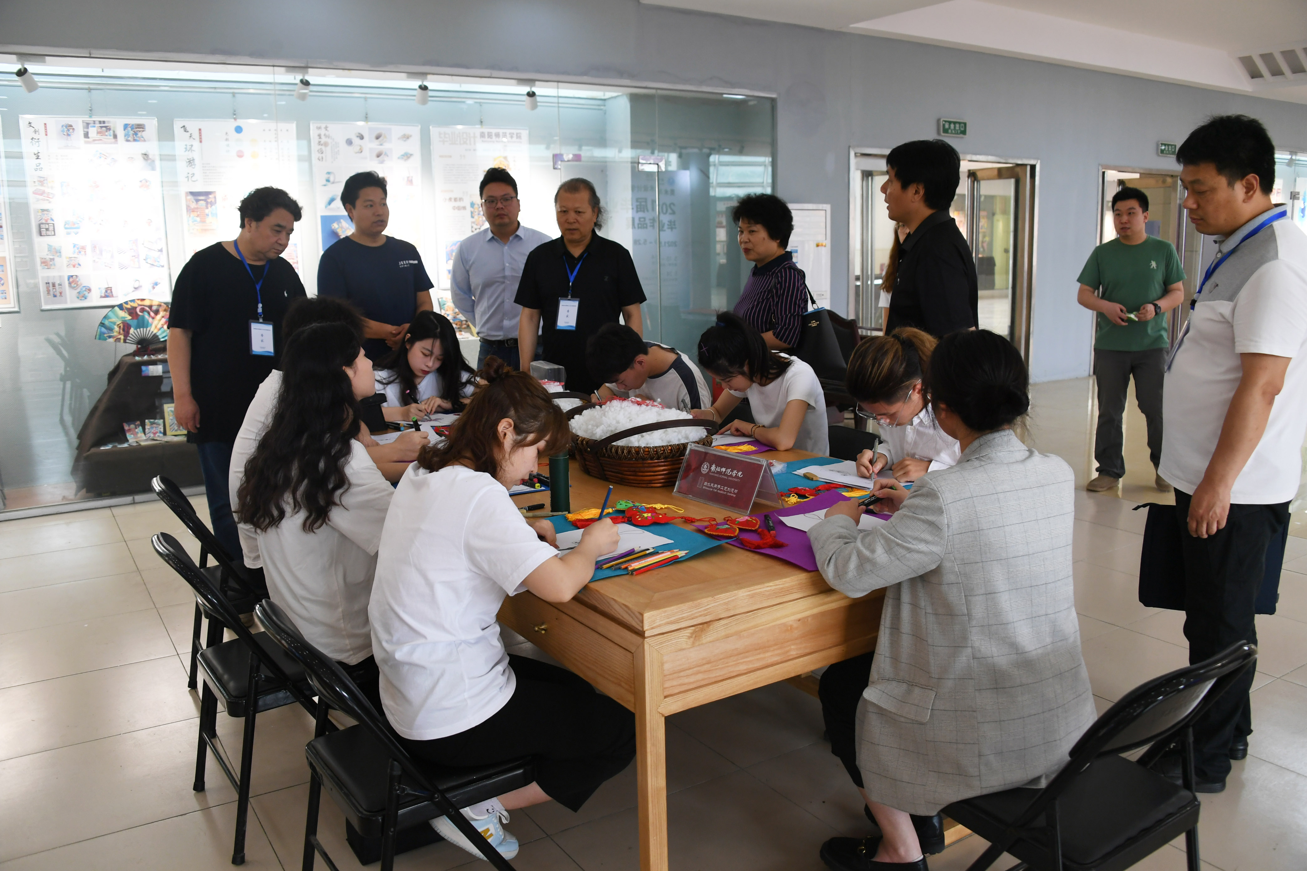 5.实地查看公共艺术教育场馆设施状况.JPG