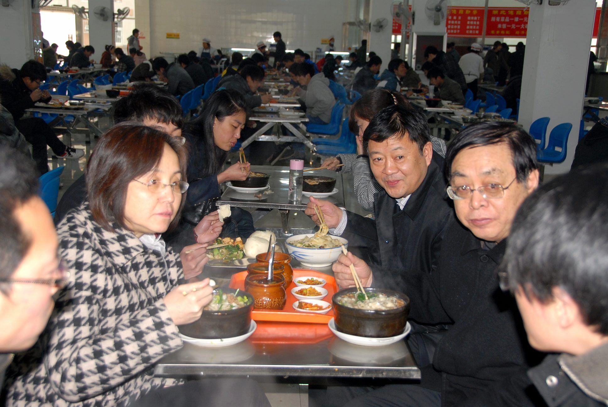 3安平副部长、党委书记苗相甫、校长石恒真等在西区学生餐厅与学生共进午餐.JPG