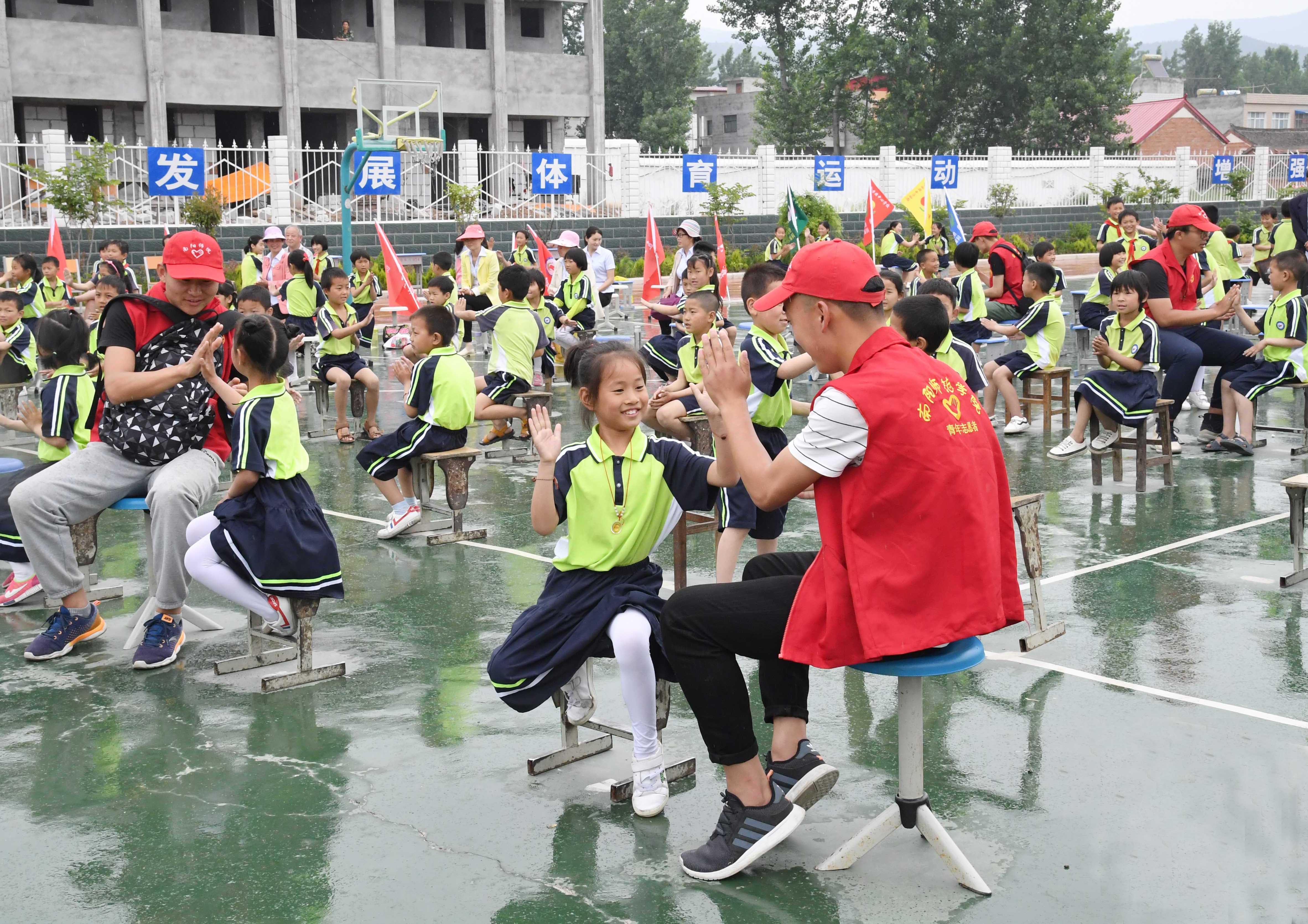 8环保志愿者们与孩子们快乐互动.jpg