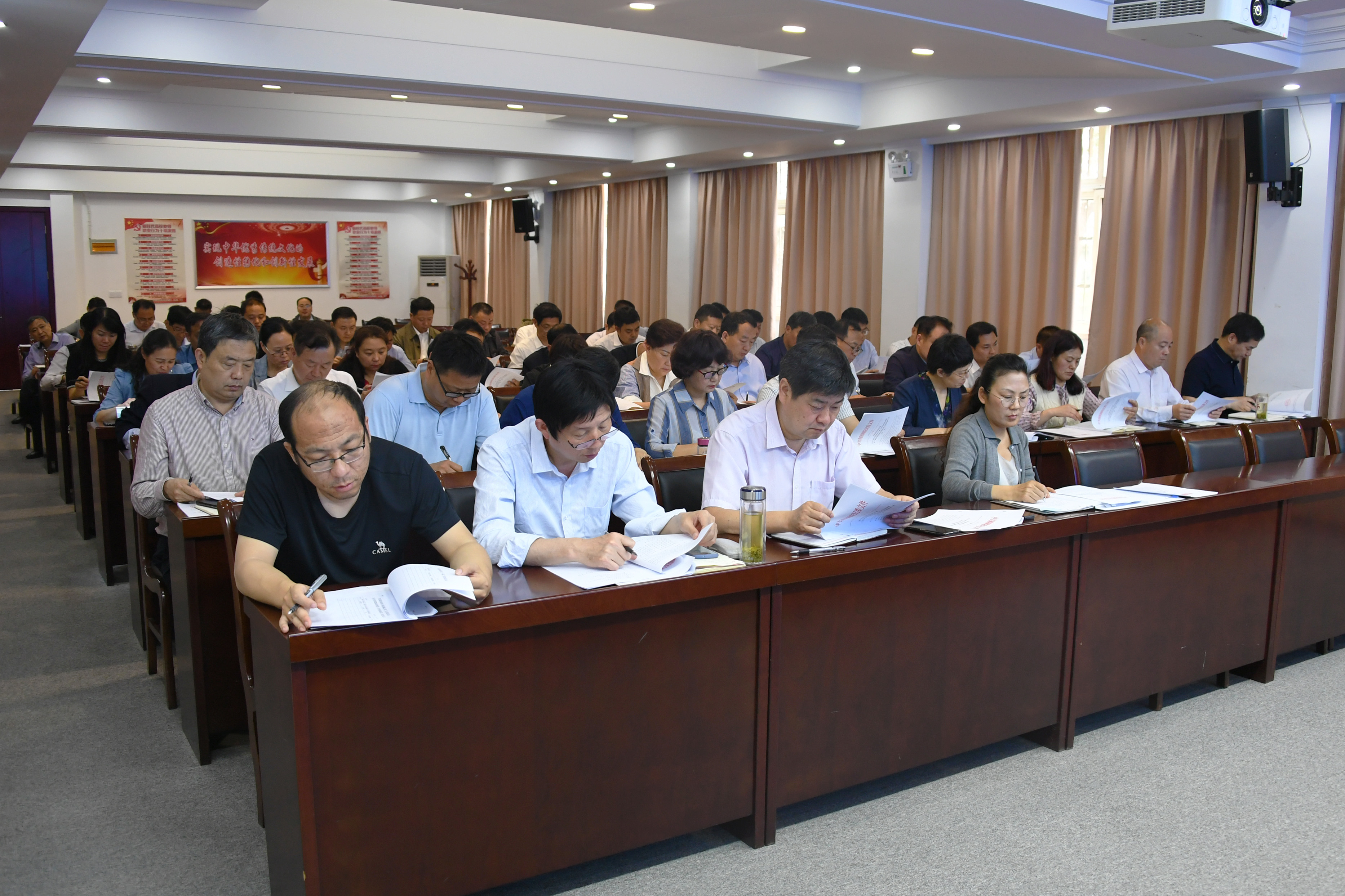 3.会议现场.jpg
