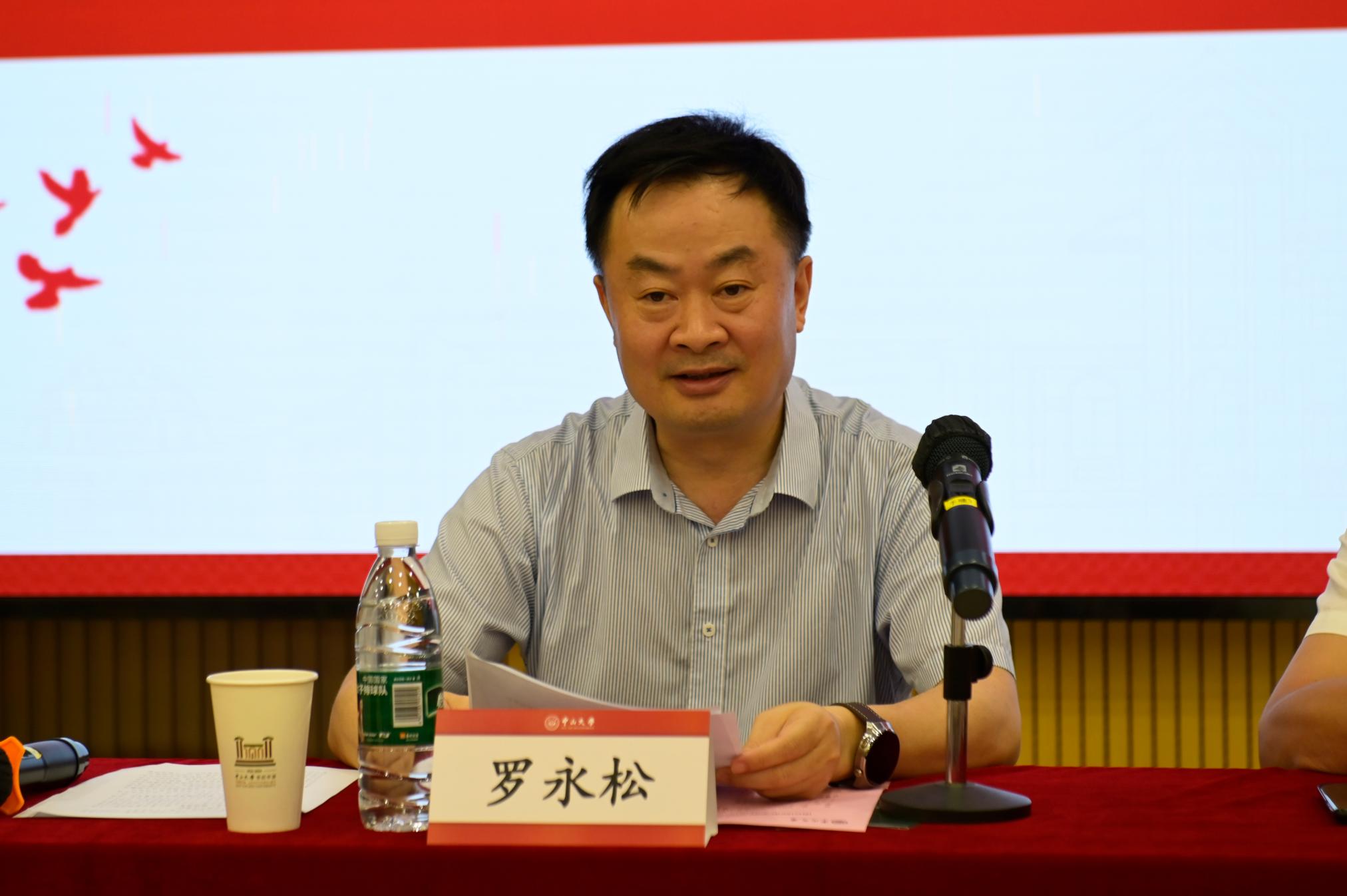 3我校校长罗永松主持会议并讲话.jpg