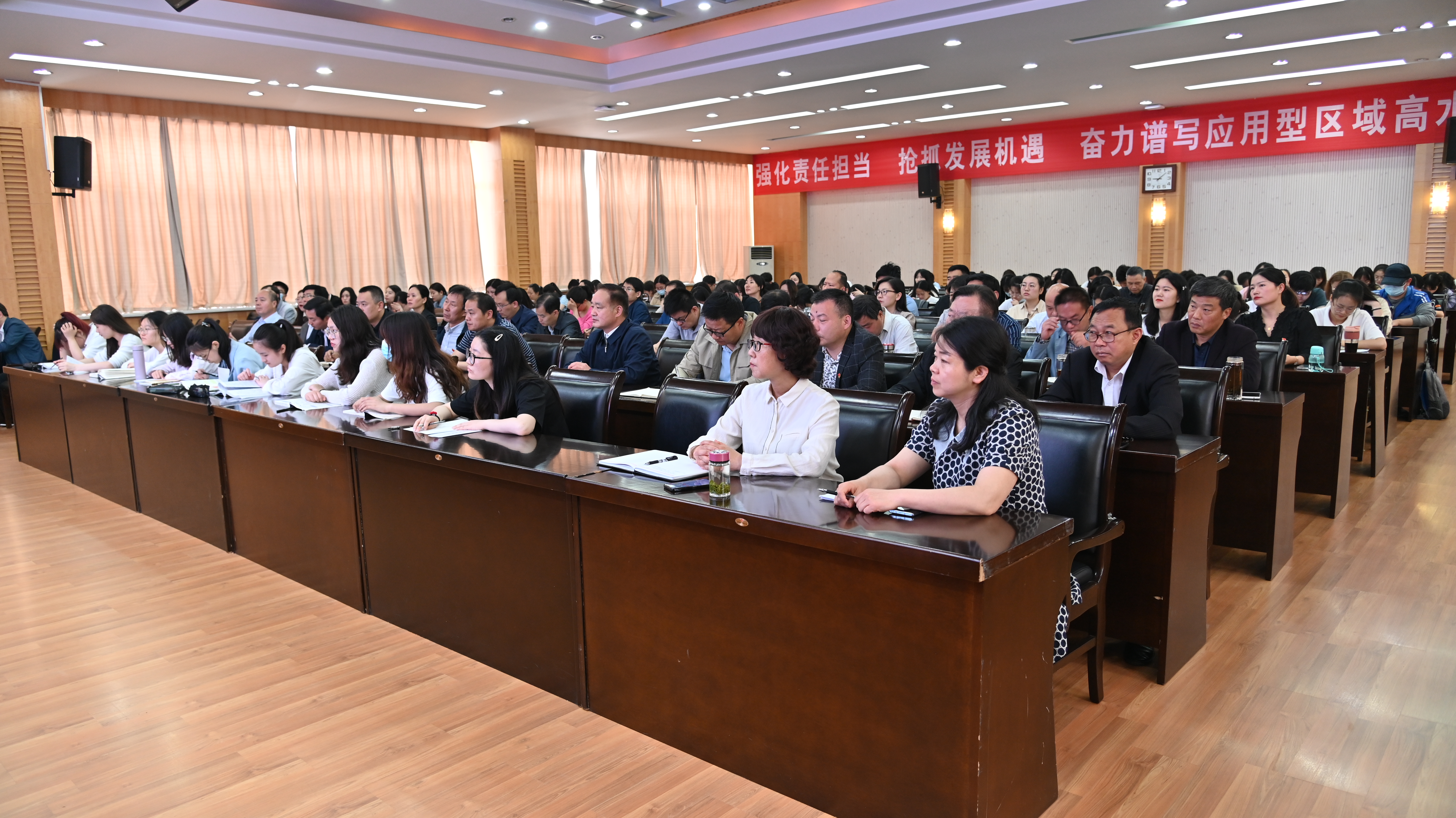3.报告会现场.JPG