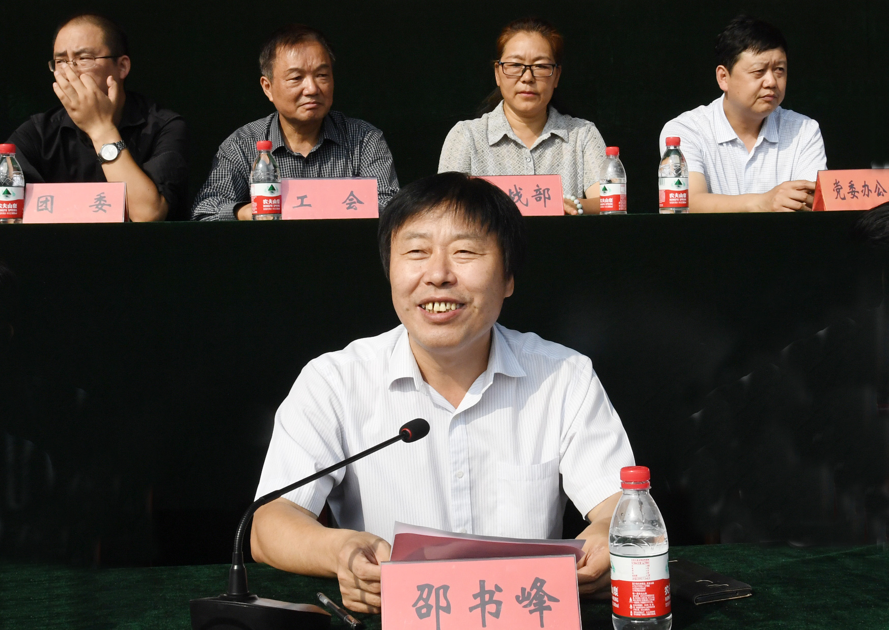 9党委副书记邵书峰宣读《南阳师范学院关于表彰“十佳优秀教官”的决定》.JPG