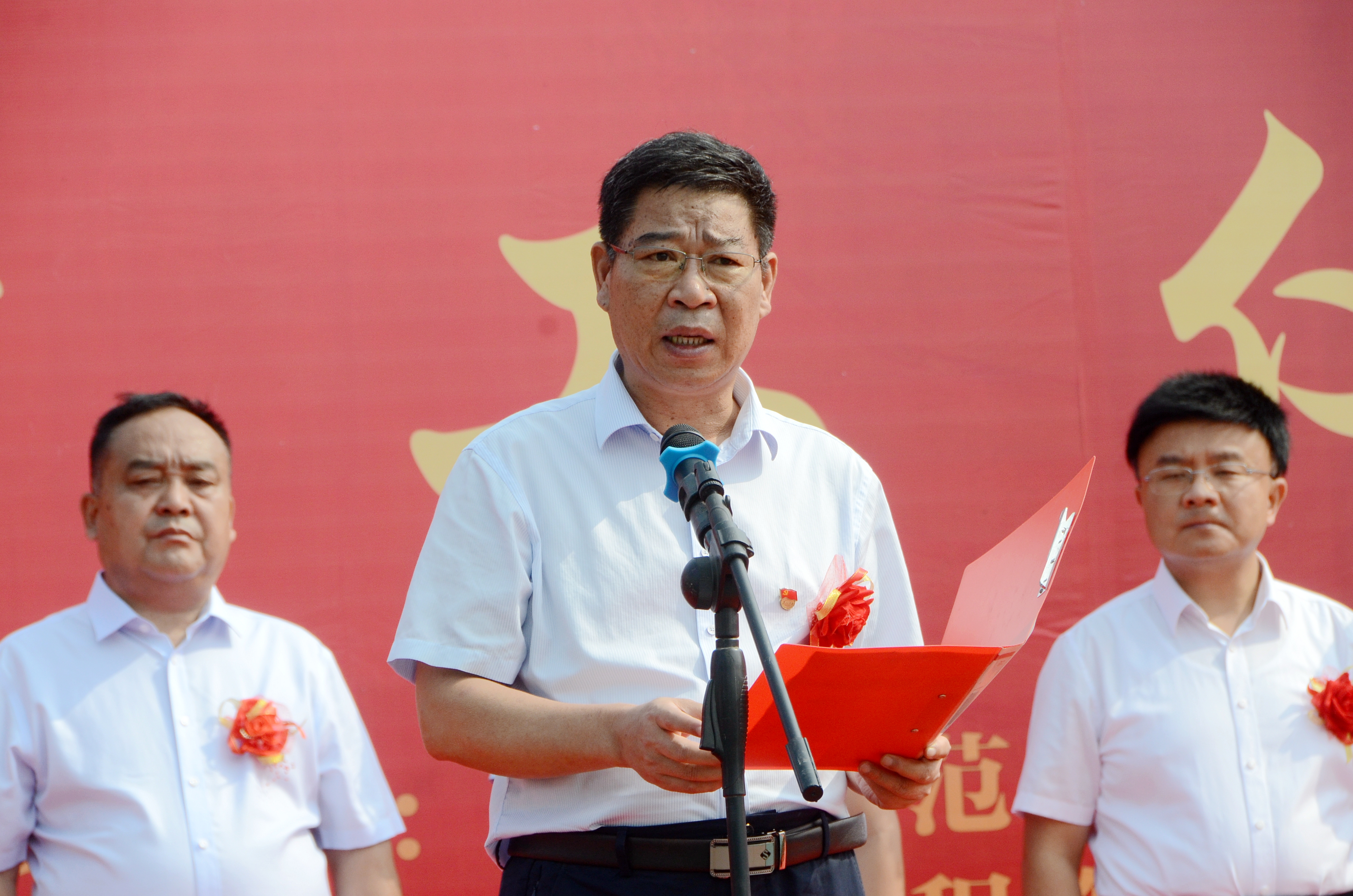 3.副校长朱其春宣布学生及外籍教师公寓建设项目正式开工.JPG