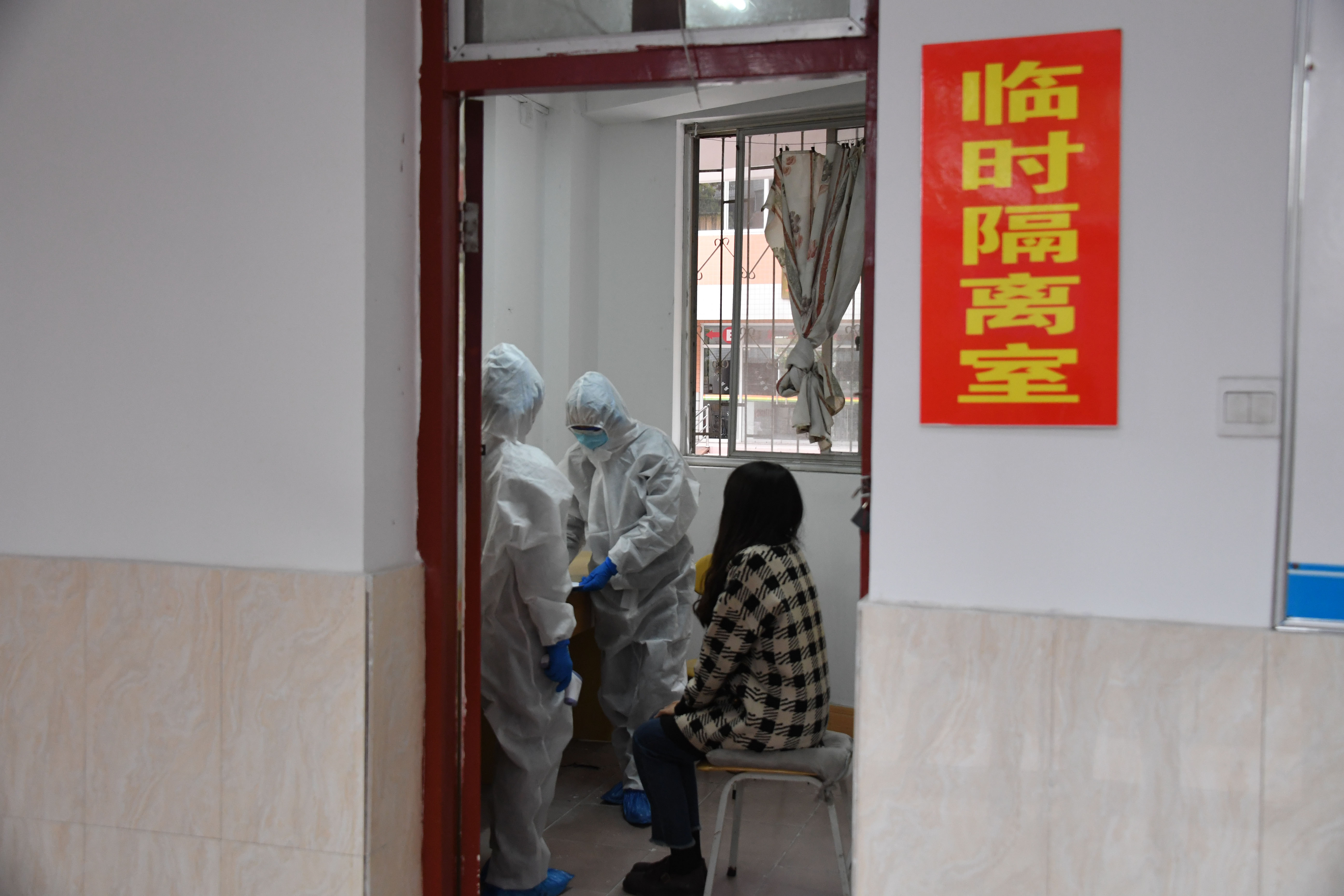 7校医将体温异常学生引导到临时隔离区再次检测.JPG