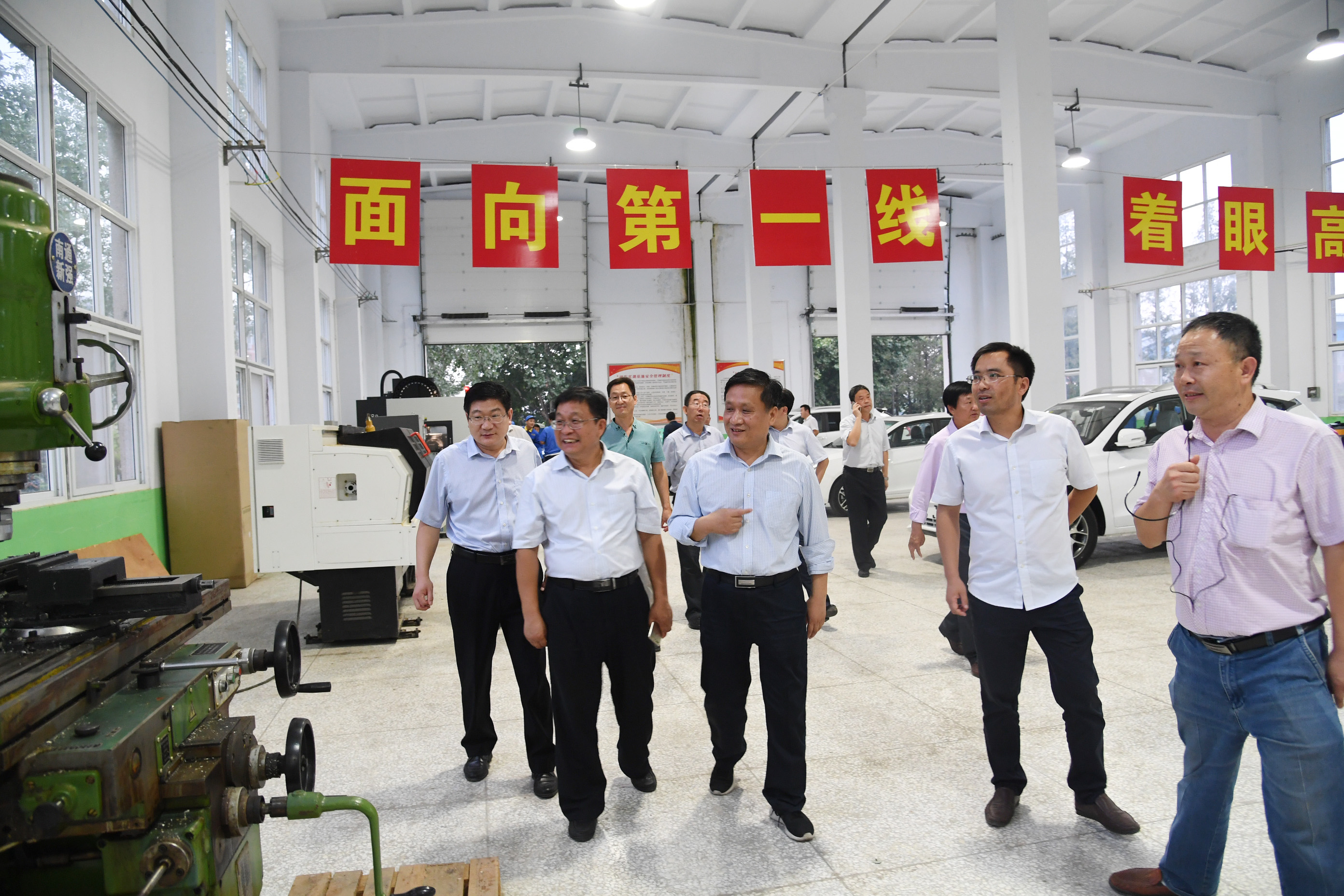 11专家组实地考察校内实训基地.JPG