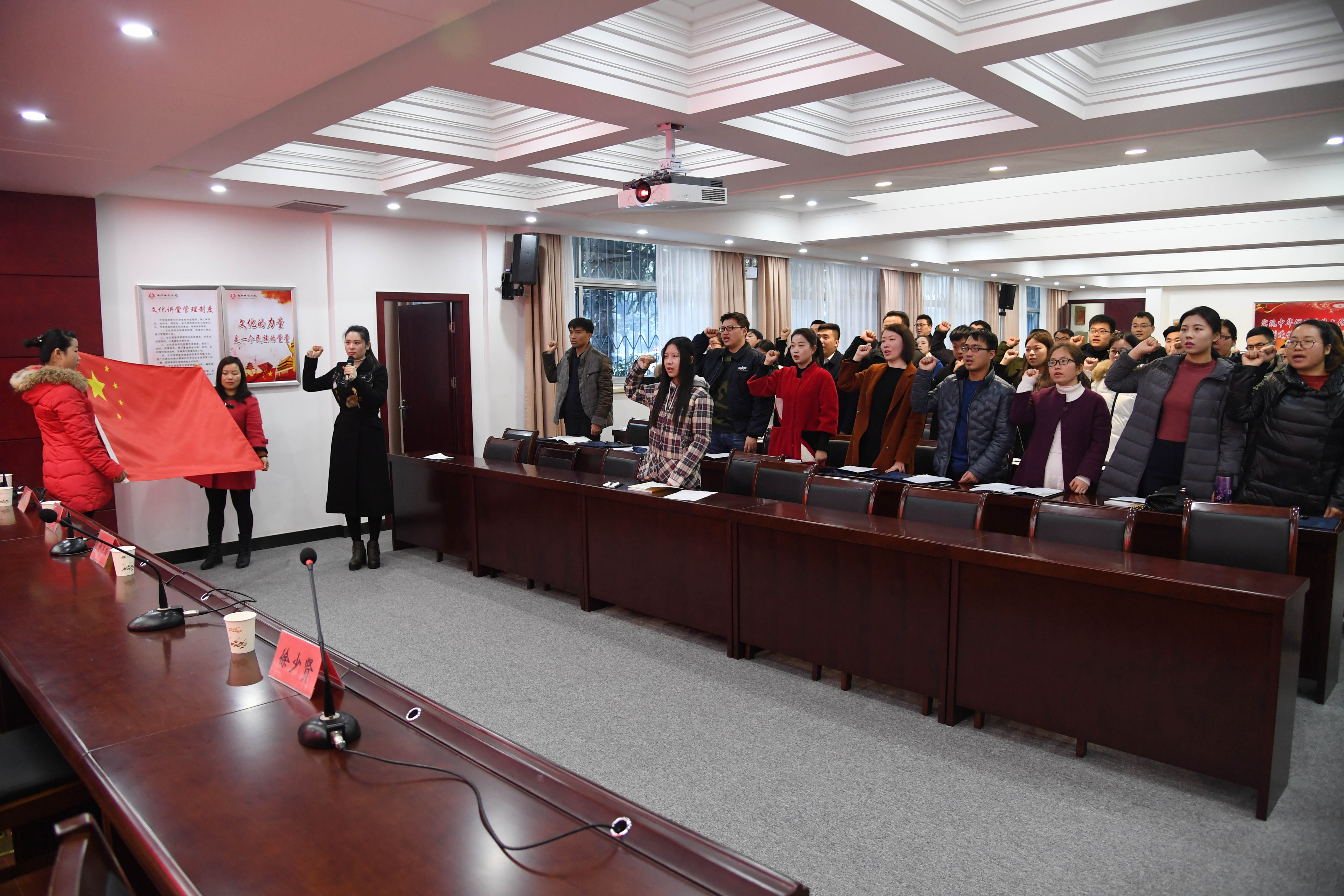 3新进教师面对国旗进行入职宣誓.jpg