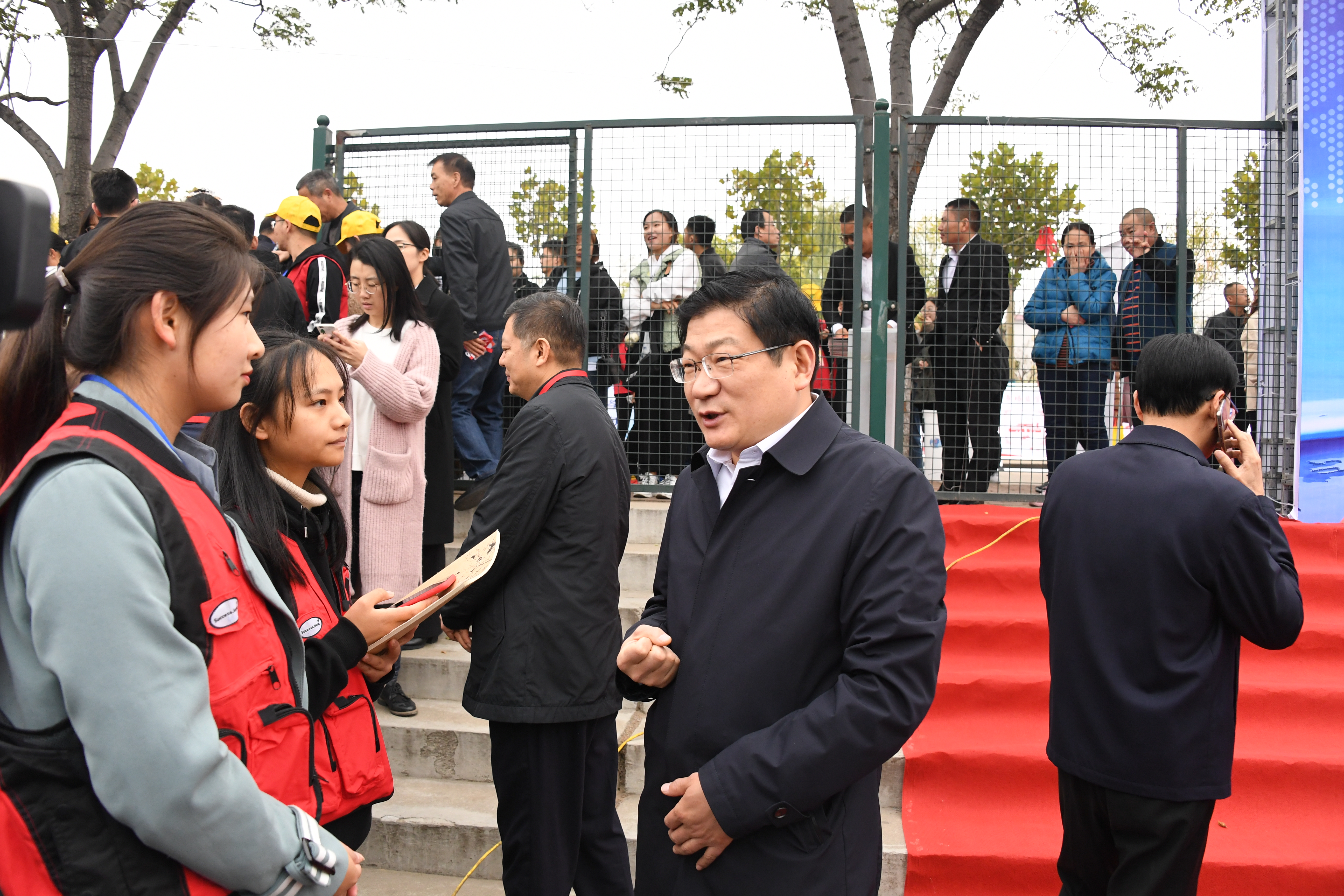 7校长卢志文接受大学生记者团学生记者采访.JPG