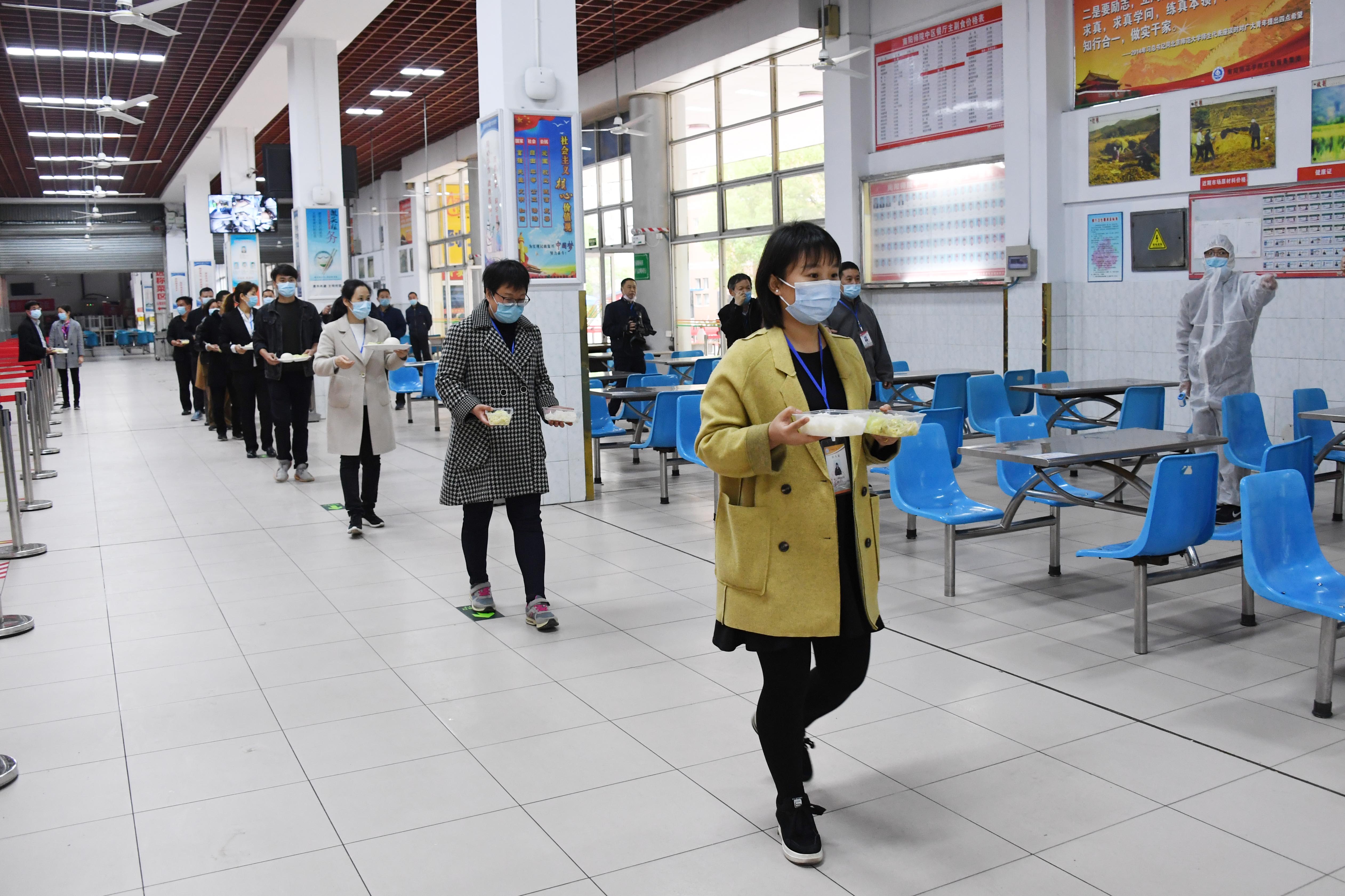 6取餐后按照地标线指引前往就餐区.JPG