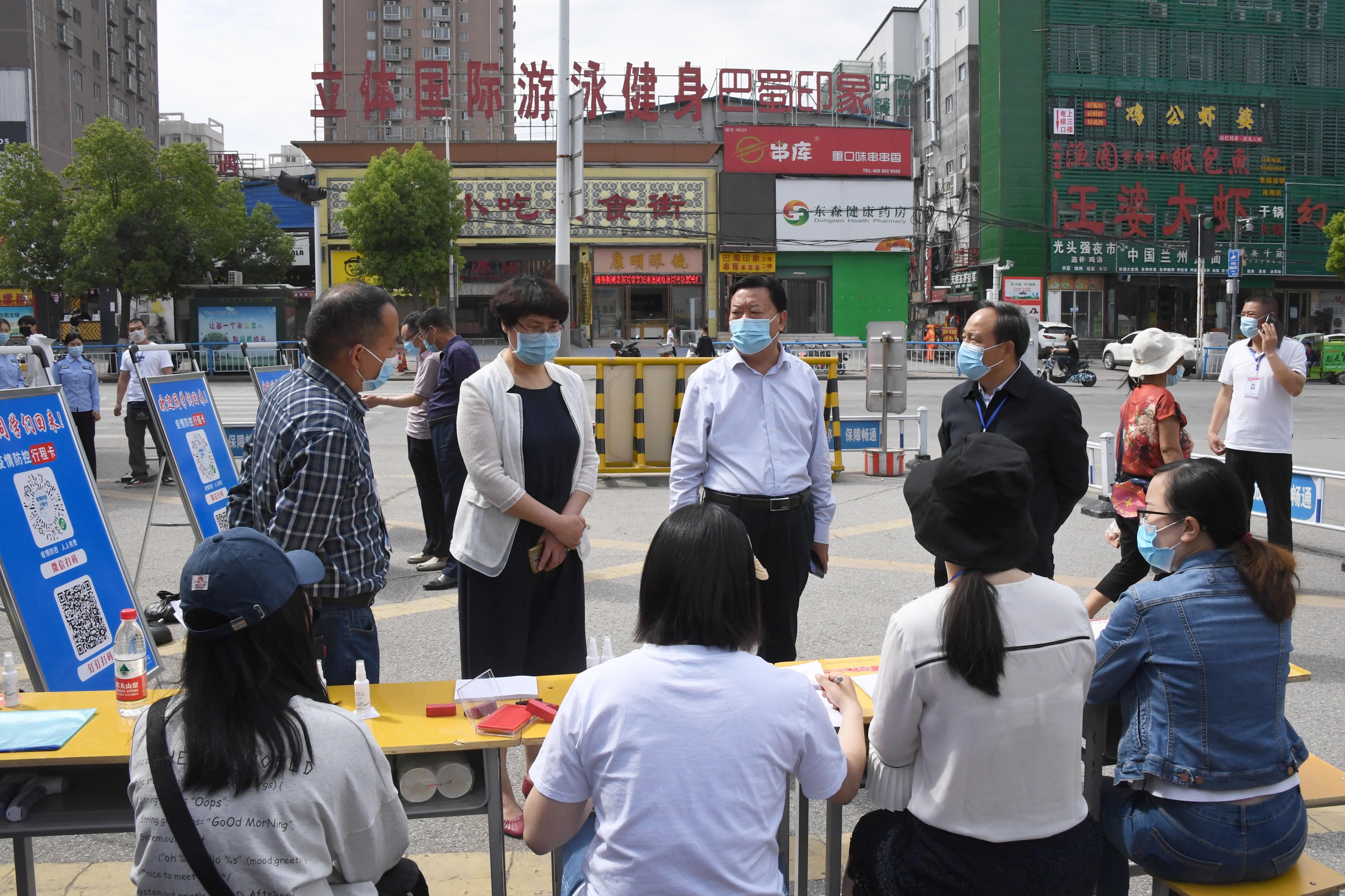 1校领导一行在校门外学生报到现场.jpg