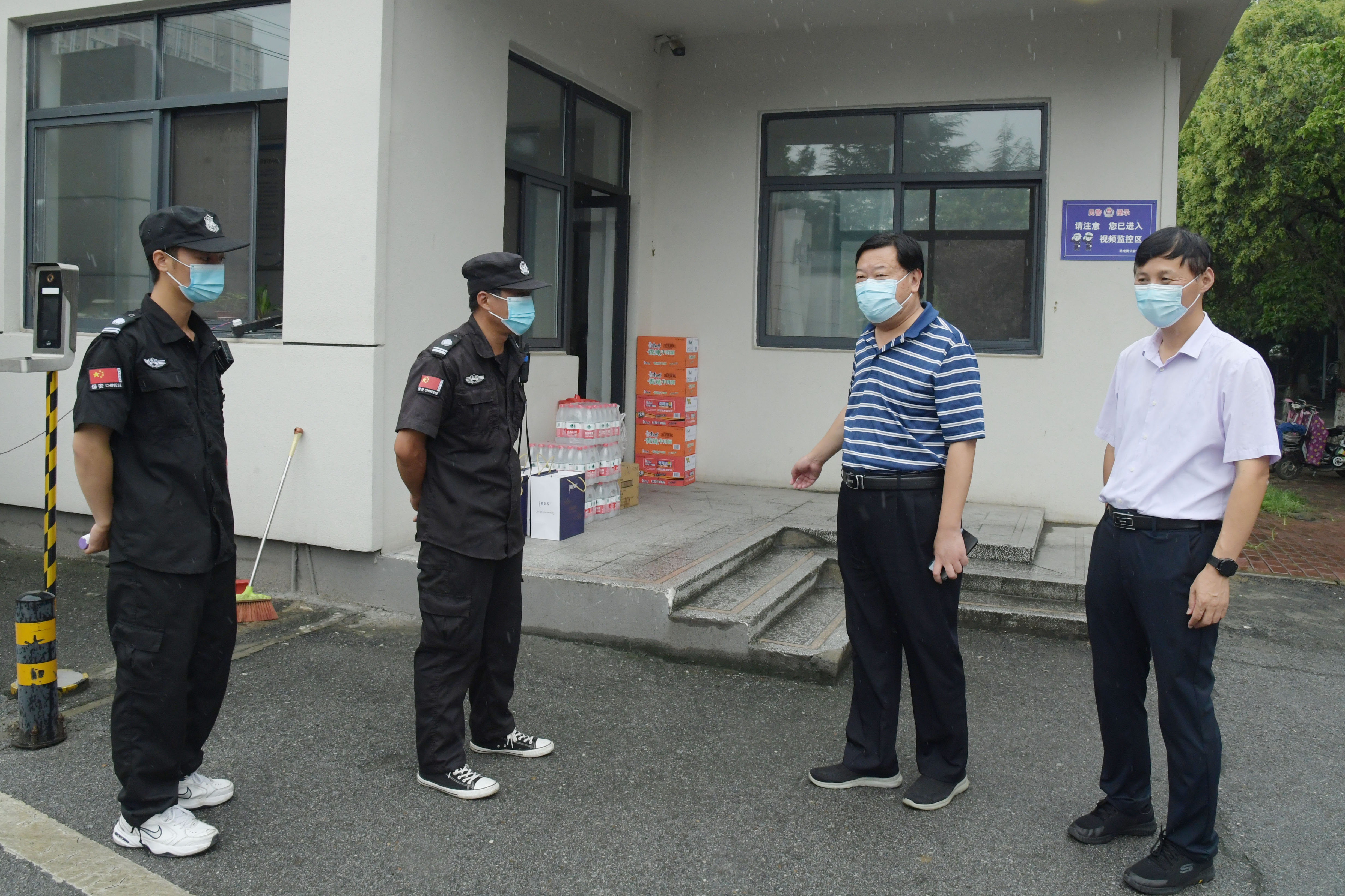 3校领导看望慰问疫情防控一线工作人员.JPG