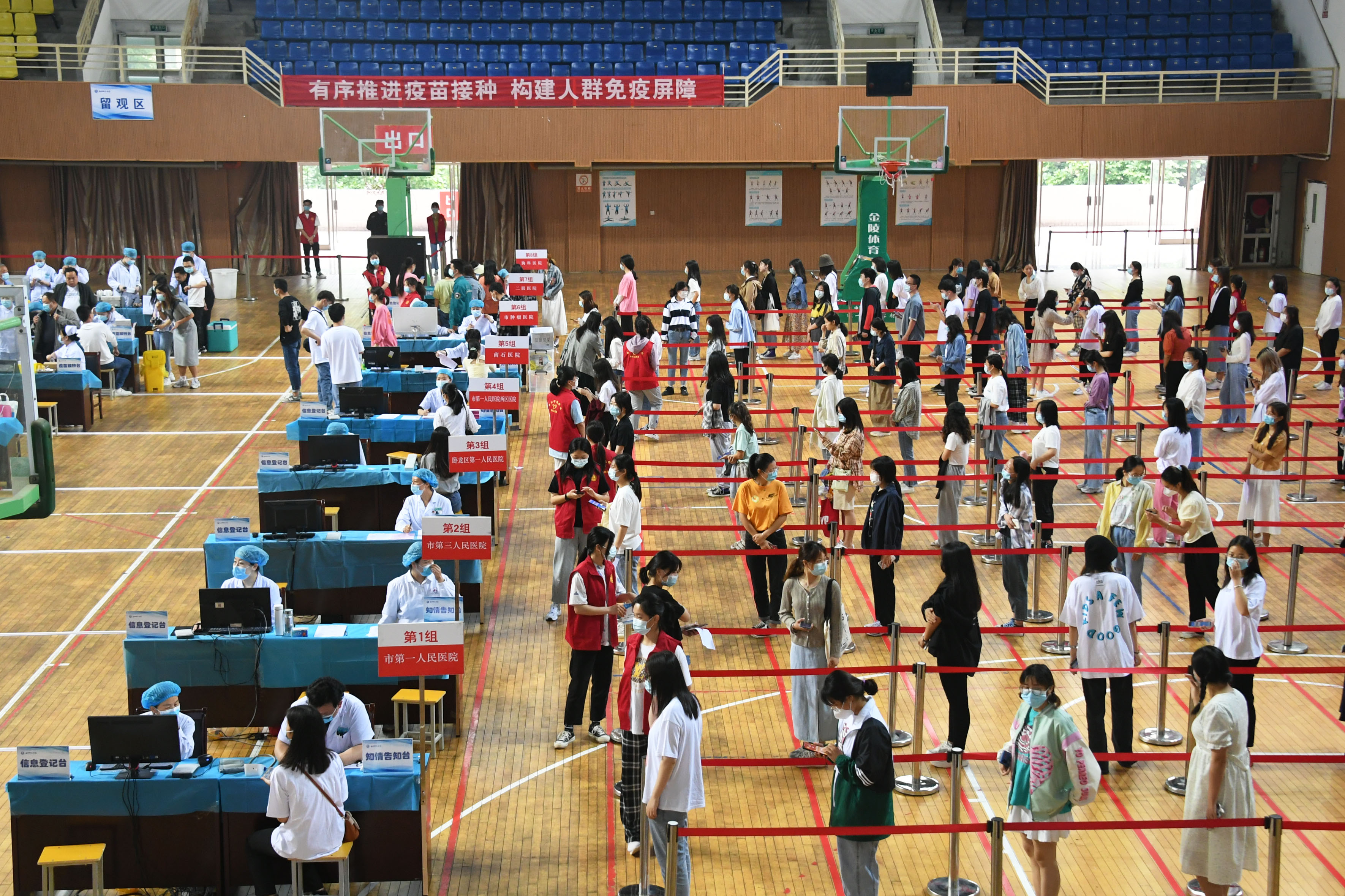 6.我校疫苗接种现场.jpg