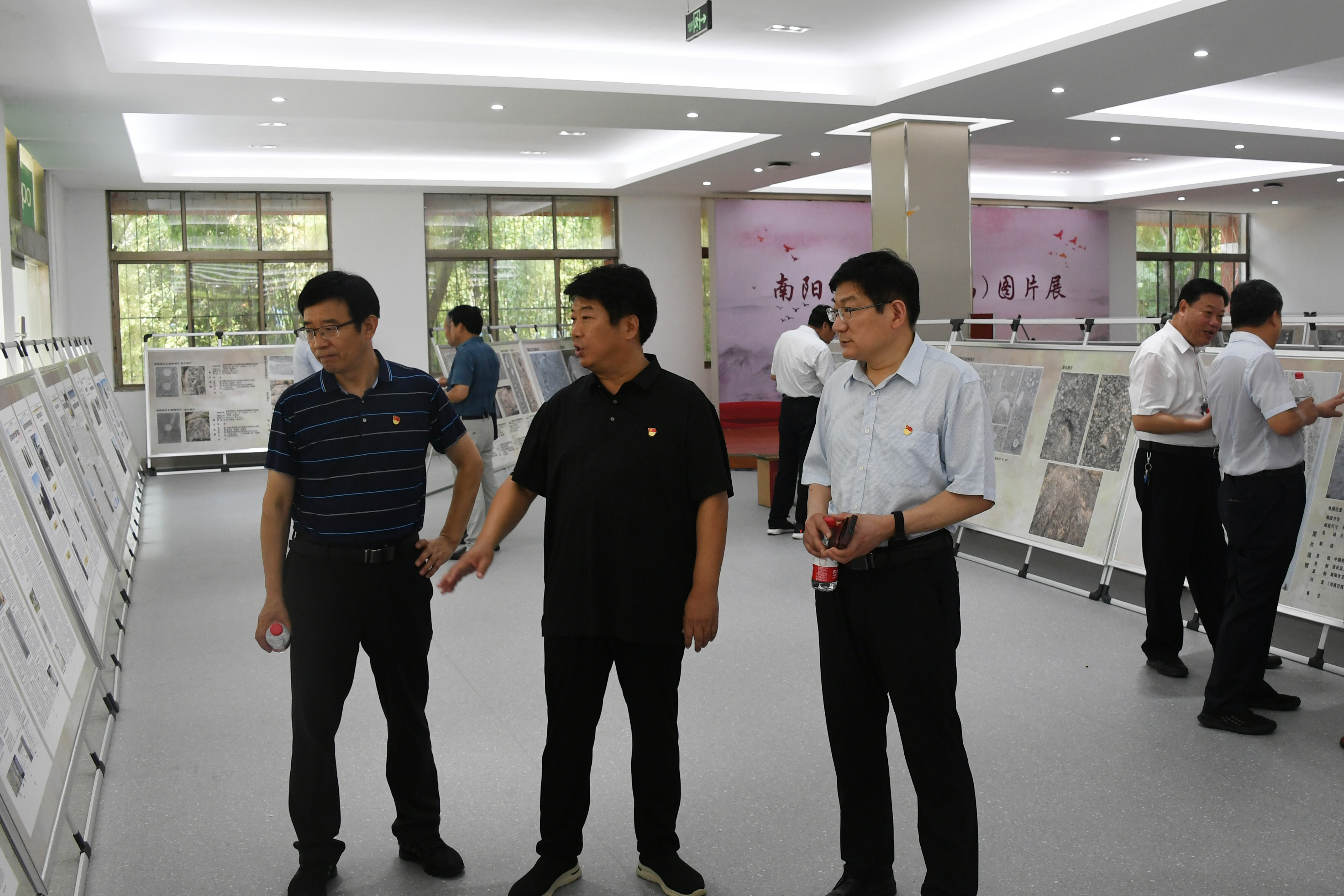 2.观看图片展.jpg