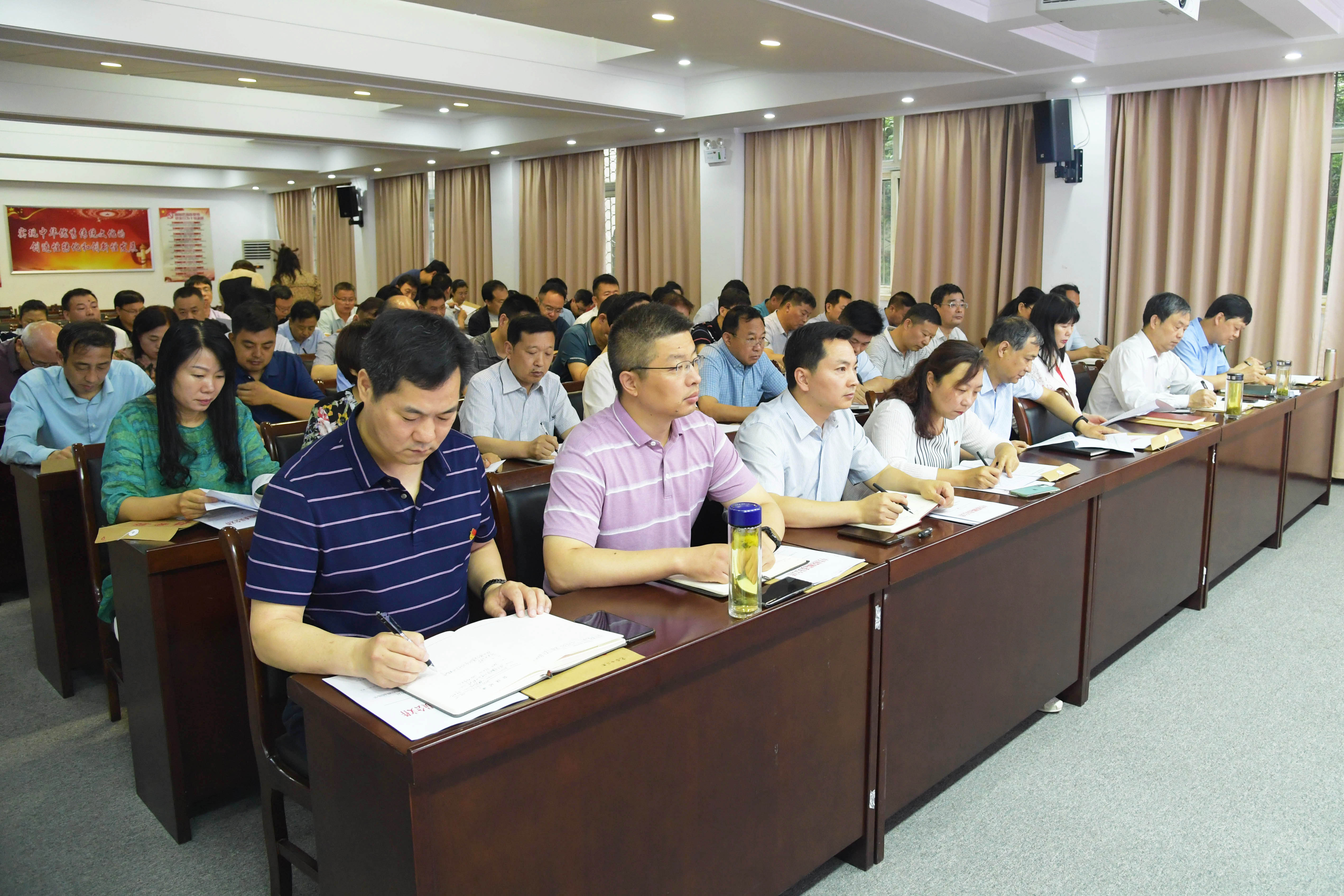 4.会议现场.jpg