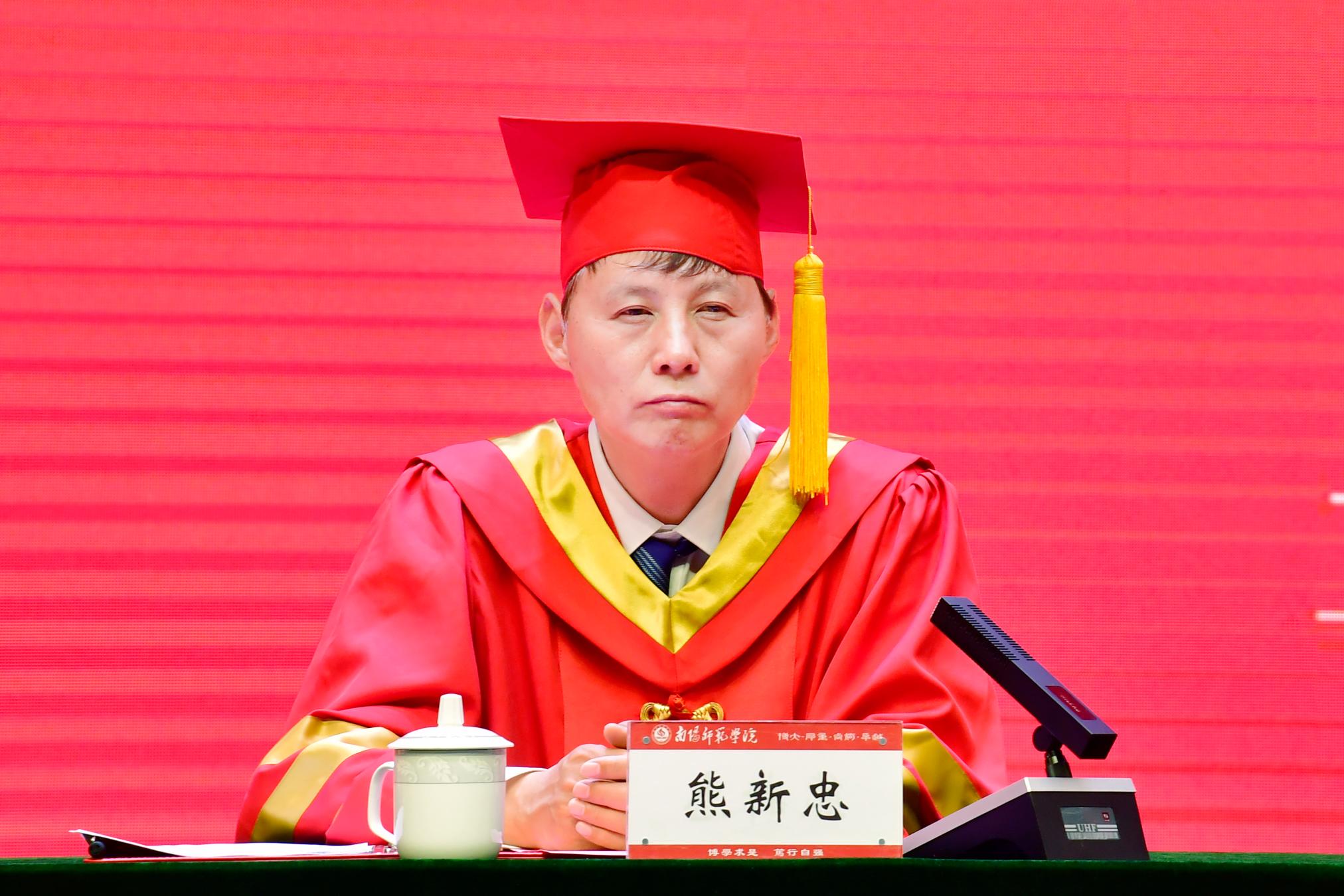6副校长熊新忠宣读《南阳师范学院学位评定委员会关于授予2025届来华留学本科毕业生哈桑等5名学生学士学位的决定》.jpg