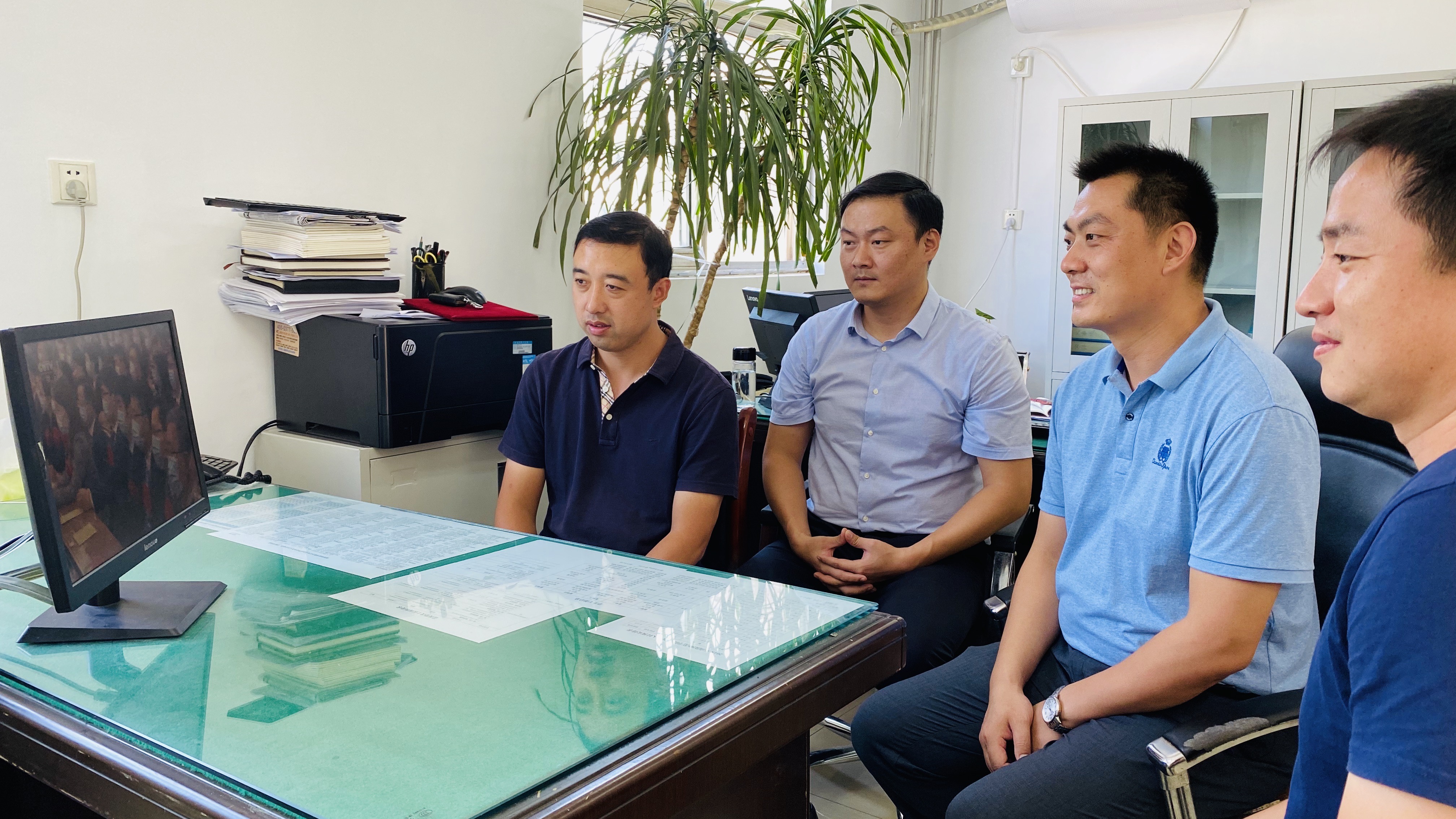 组织部收看全国抗击新冠肺炎疫情表彰大会直播.JPG