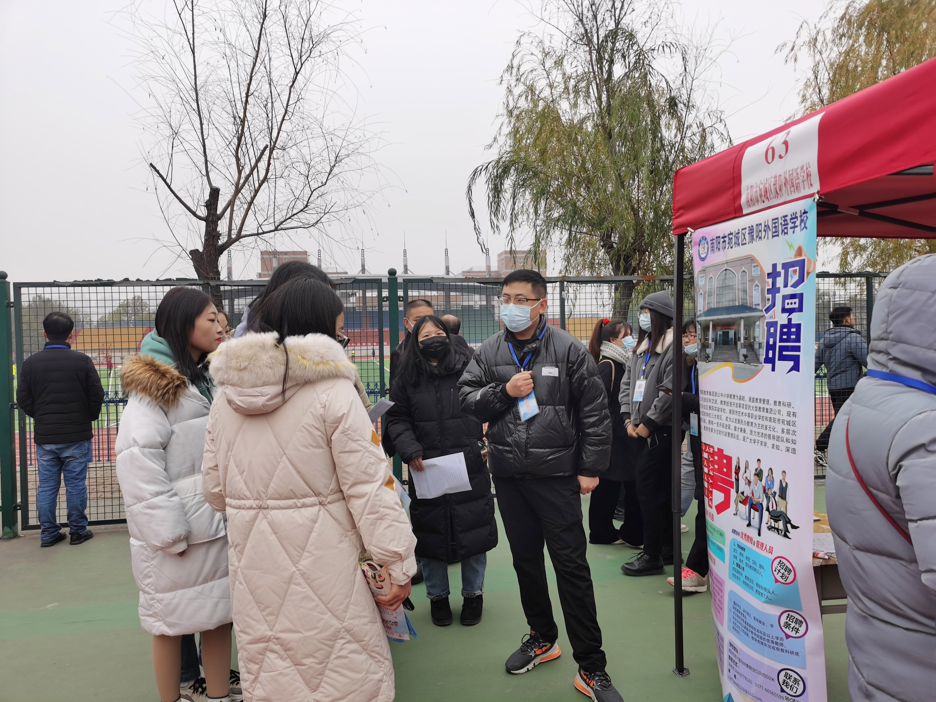 10就业双选会现场.jpg