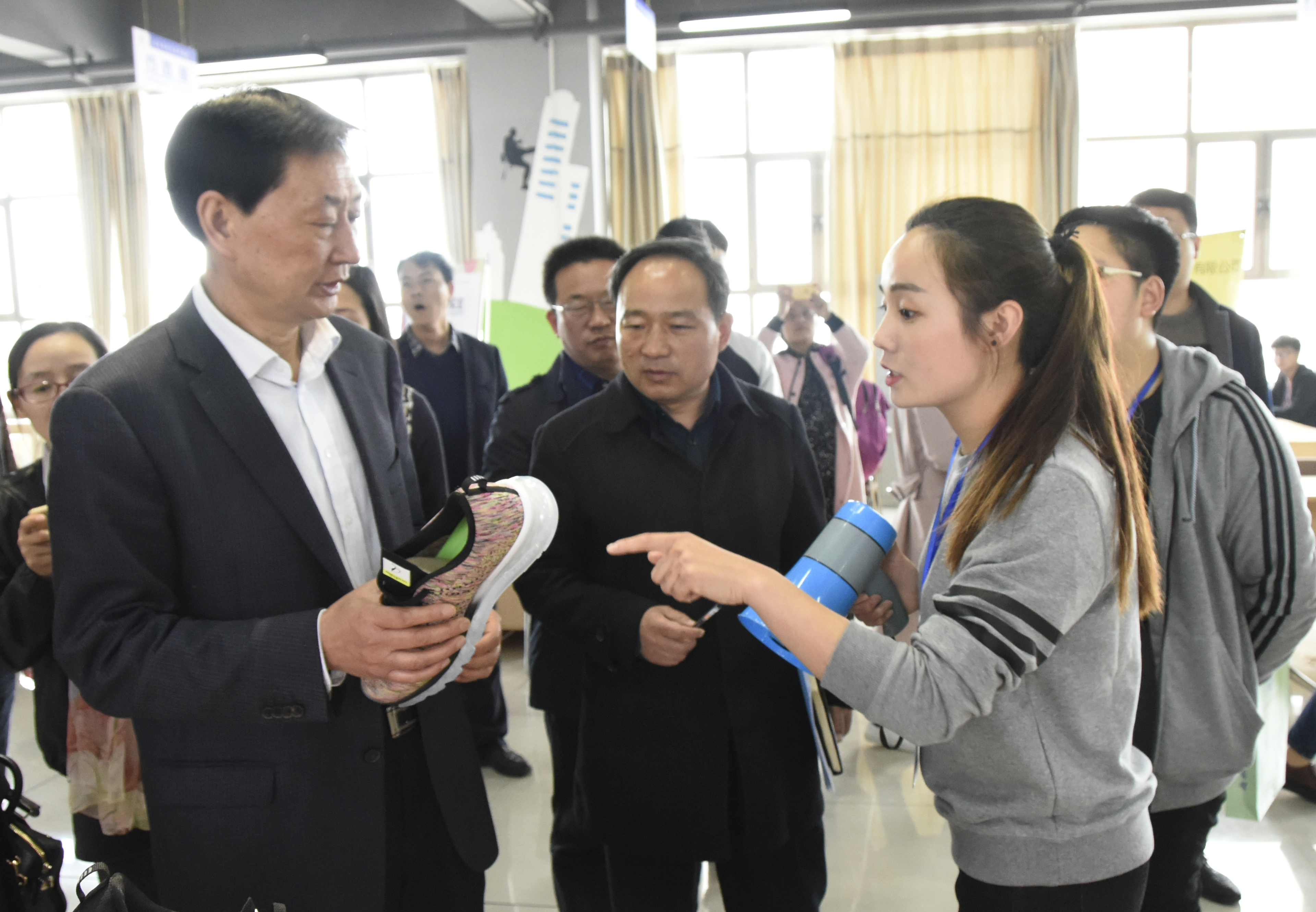 5与会代表到我校就业指导与服务中心和创业孵化园参观学习.jpg