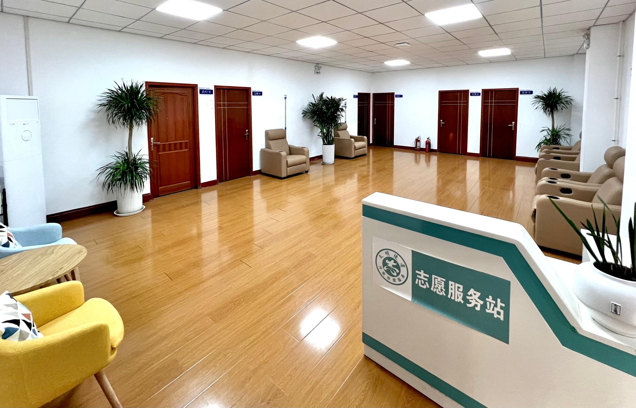 校医院输液大厅.JPG