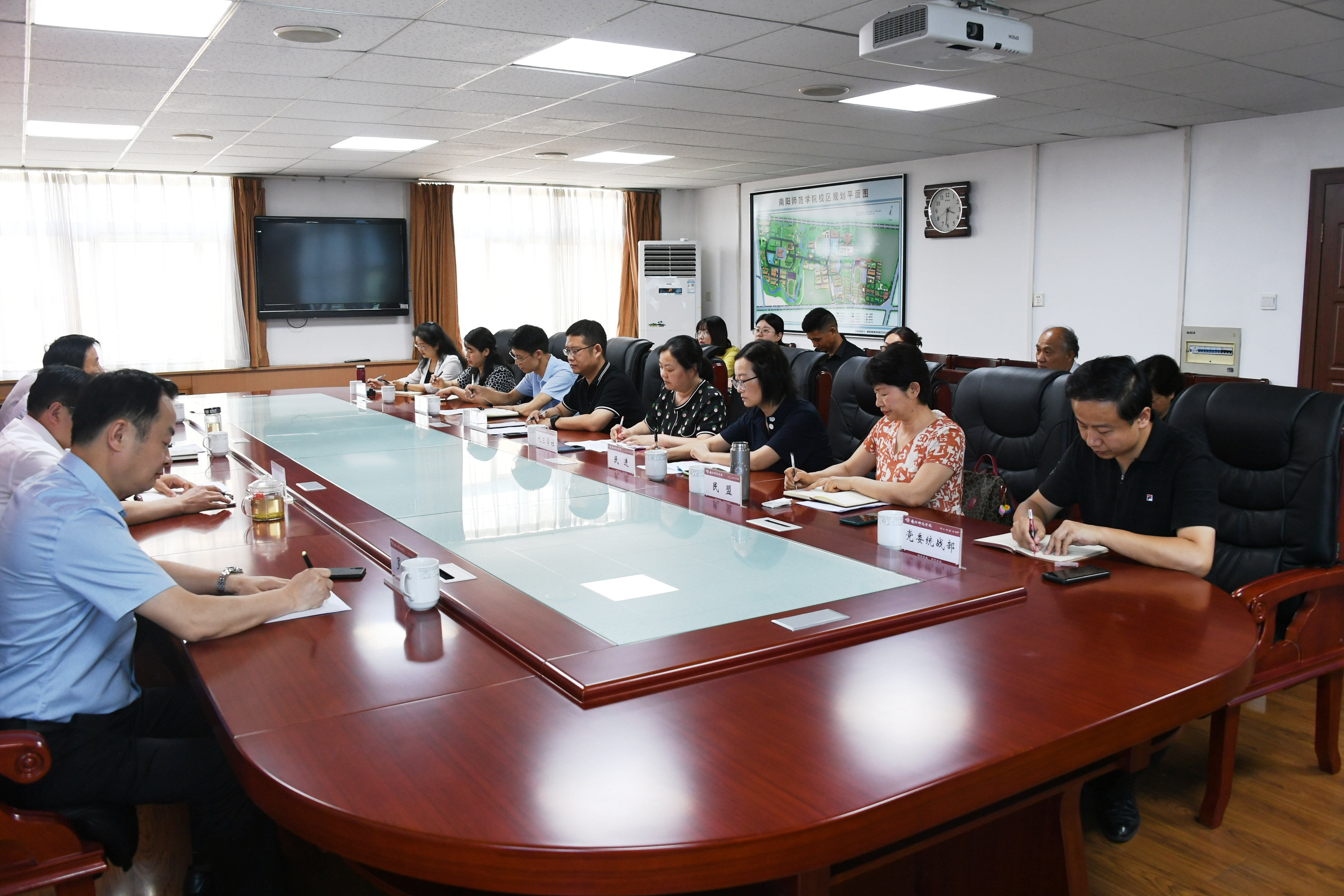 2.座谈会现场.jpg