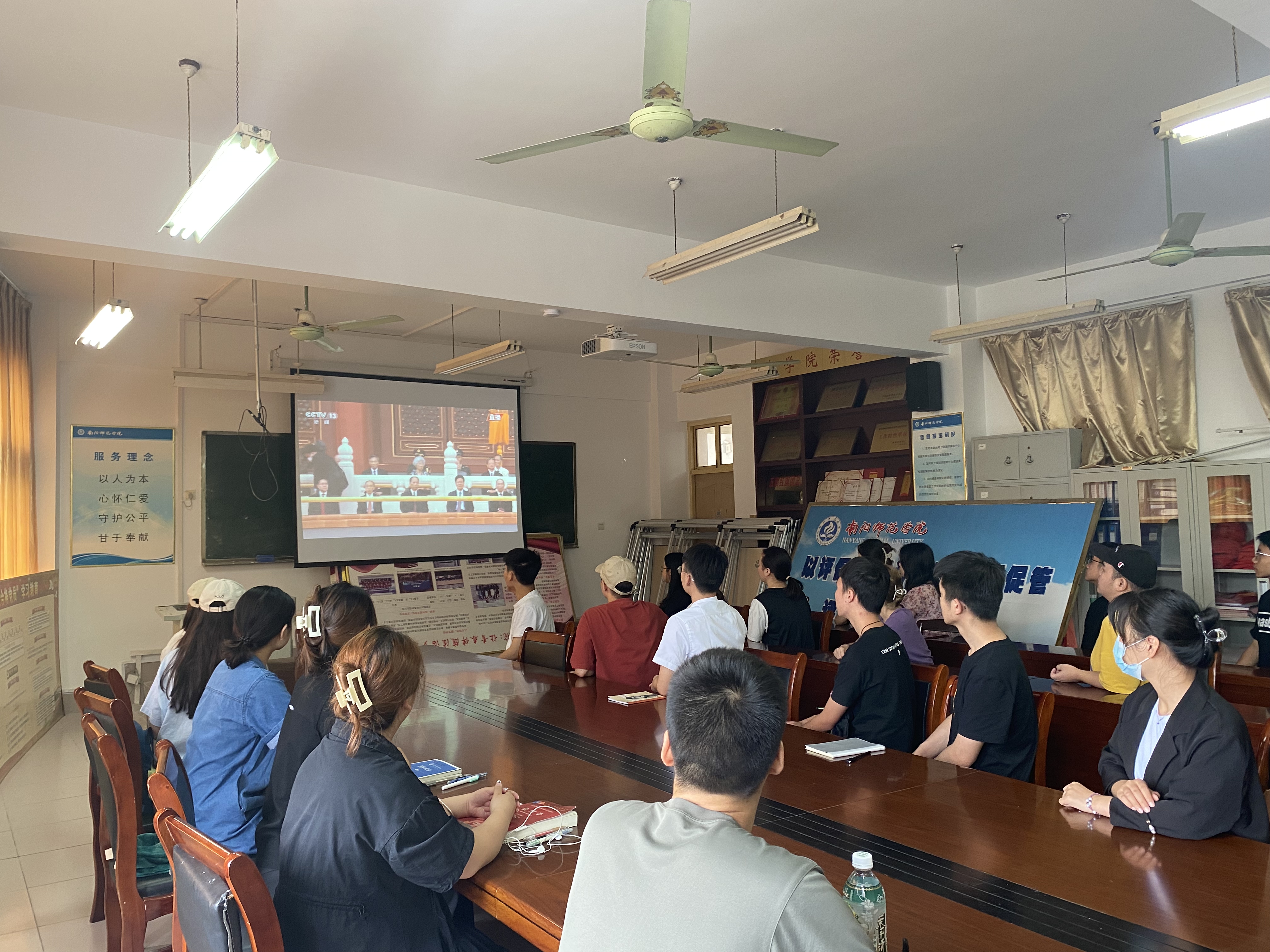 9.法学院组织收看庆祝中国共产党成立100周年大会.jpg