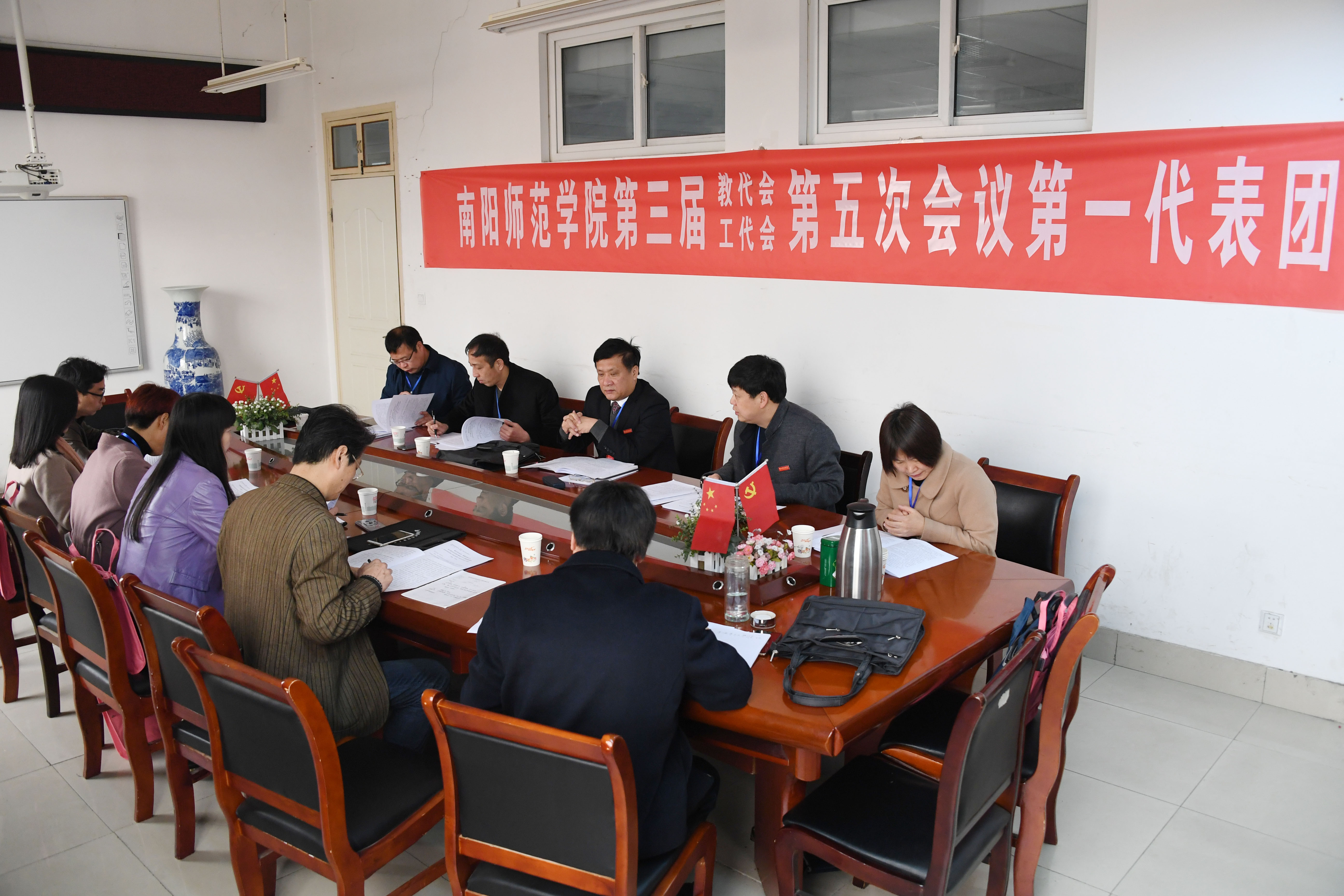 7第一代表团分团讨论.jpg